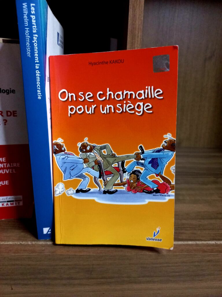 Article : « On se chamaille pour un siège » : la pièce de théâtre qui interroge la démocratie en Afrique